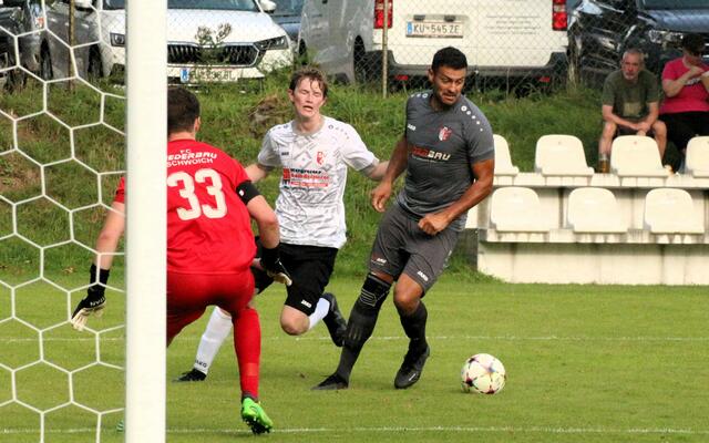 Schwoich (grau) gewinnt Derby mit 3:0 in Angerberg. | Foto: Schwaighofer