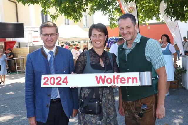 Die OÖ. Ortsbildmesse 2024 findet in Wolfern statt: Wirtschafts- und Raumordnungs-Landesrat Markus Achleitner, Bürgermeisterin Margot Zahrer, Eitzing, und Bürgermeister Karl Mayr, Wolfern. | Foto: Land OÖ/Andreas Maringer