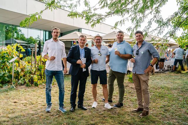 Thomas Schuster (Weingut Familie Schuster), Toni Mörwald (Mörwald), Gerhard Hintermayer (Weritas), Stefan Bauer (Weingut Stefan Bauer, Obmann RWK Wagram) &amp; Bernhard Ecker (Weingut Ecker-Eckhof,
Vizepräsident der Niederösterreichischen Landwirtschaftskammer) | Foto: RWK Wagram/Agnes Winkler
