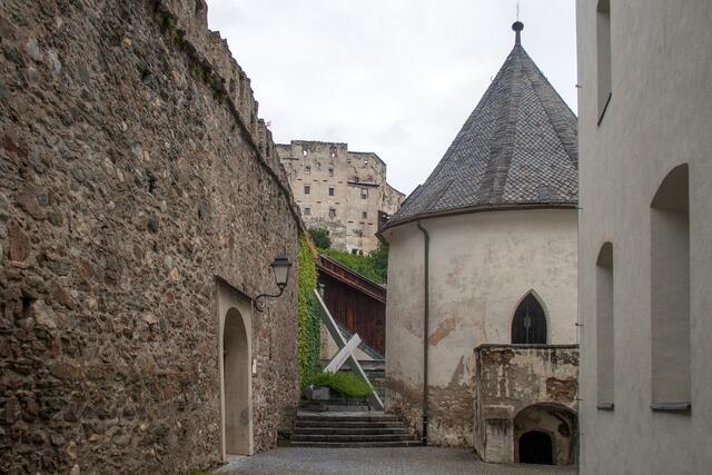 Bild 23 (8272):  der Karner besteht aus 2 Geschosse. Im UG befand sich das Beinhaus. Im Hintergrund ist ein Teil der alten Burg zu sehen.  Hinter dem Karner ist das Kriegerdenkmal und vorne links ist der 2. Durchgang in der Stadtmauer zum Friedhof.  | Foto: © by Ing. Günter Kramarcsik