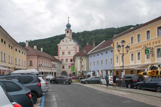 Bild 33 (# 8249): der langgezogene, von den beiden Stadttoren abgeschlossene Platz mit den schmucken Häusern bildet den Stadtkern.  | Foto: © by Ing. Günter Kramarcsik