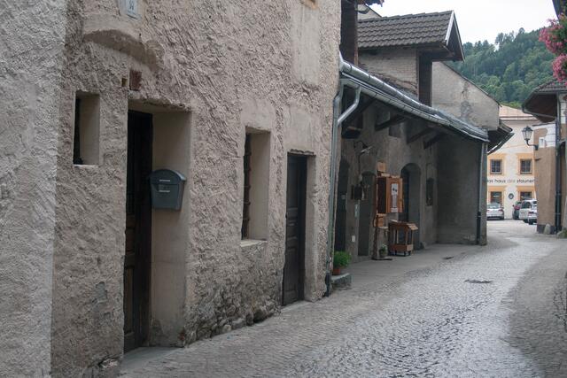 Bild 40 (# 8286): vom Schloss Lodron bogen wir in die Hintere Gasse ein, mit dem Ziel „Haus des Staunens“, vorbei an den alten Häusern Nr. 57 + 57a.  | Foto: © by Ing. Günter Kramarcsik