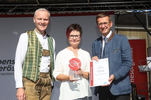 Viertelsieger Mühlviertel - Gemeinde Aigen-Schlägl: Generaldirektor Othmar Nagl von der OÖ. Versicherung als Kooperationspartner beim OÖ. Ortsbildpreis, Bürgermeisterin Elisabeth Höfler, Aigen-Schlägl, und Wirtschafts- und Raumordnungs-Landesrat Markus Achleitner. | Foto: Land OÖ/Andreas Maringer