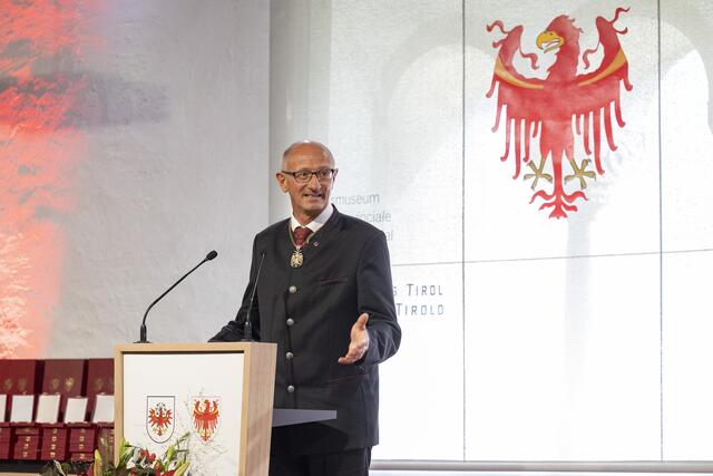 LH Mattle betonte heute das Engagement der Geehrten: „Durch ihr Handeln haben sie einmal mehr gezeigt, dass Tirol gerade in der heutigen fordernden Zeit ein Ort des Zusammenhaltes und der Gemeinschaft geblieben ist.“ | Foto: © Land Tirol/Die Fotografen