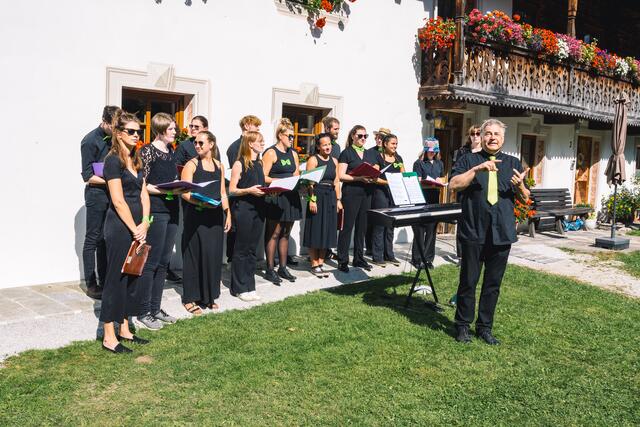 Der "Juko Innsbruck" sorgte gleich bei der ersten Station für Stimmung | Foto: Pernsteiner