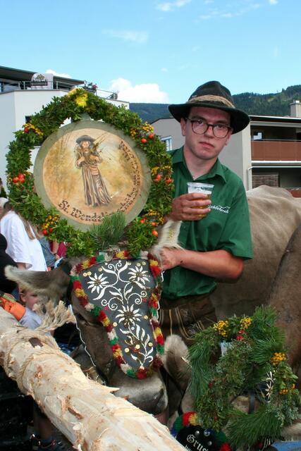 Michael Wanker vom Gallhof mit seiner prachtvoll geschmückten Kuh.  | Foto: Mair