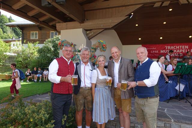 Vizebürgermeister Stefan Wechselberger, GF TVB Robert Kaserer, Christine Lechner TVB, GF Ferienregion Nationalpark Hohe Tauern Roland Rauch, Obmann TVB Peter Hofer | Foto: Christine Lechner/TVB Wald im Pinzgau