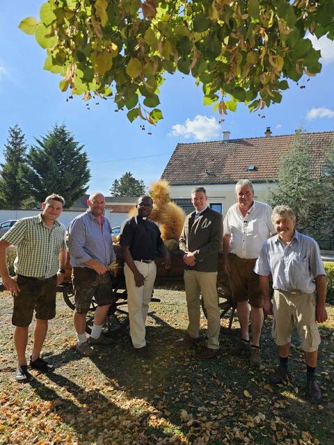 Ortsbauernratsobmann Markus Paukowitsch, Vizebürgermeister Peter Gahleitner, Pfarrer Ikenna Okafor, Lasseer Bürgermeister Roman Bobits, Gerhard Kiesling und Lasseer Gemeindebauernratsobmann Wolfgang Waraschitz. | Foto: Heisler