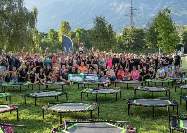 Bei traumhaften Wetter waren die zahlreichen Trampolinspringerinnen und Springer gleich noch motivierter. Insgesamt wurden 11.500 Euro an Spenden eingenommen. | Foto: Wir bewegen Tirol