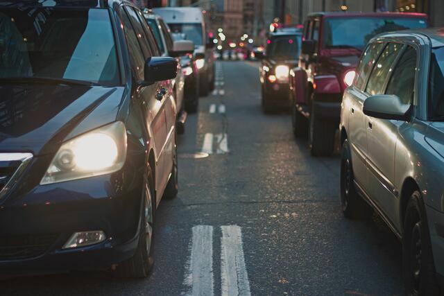 Die Wienerinnen und Wiener - Autoscheu? Das belegt zumindest eine neue Analyse des VCÖ (Verkehrsclub Österrreich). Diese kam zum Schluss, dass Wiener Haushalte im Österreich-Vergleich am seltensten zum Lenkrad greifen. | Foto:  Nabeel Syed/Unsplash