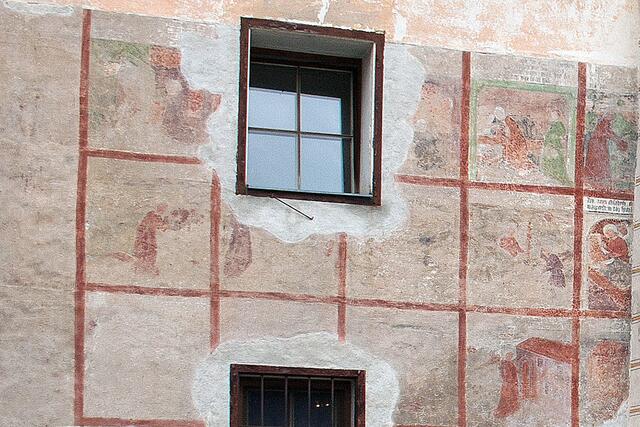 Bild 06 (Ausschnitt # 8242): bemerkenswert ist das großflächige Fresko an der Außenwand des ehemaligen St. Antonius Spitals.   | Foto: © by Ing. Günter Kramarcsik