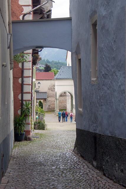 Bild 12 (# 8255): die Kirchgasse führt hinunter zum Eingangs der Stadtpfarrkirche Mariä Himmelfahrt und zur Stadtmauer mit Durchgang zum Friedhof. Sie wurde 1339 eingeweiht. | Foto: © by Ing. Günter Kramarcsik