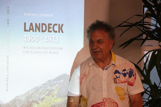 Der Künstler erzählte die Geschichte zu seiner Kunst. | Foto: Celina Leitner