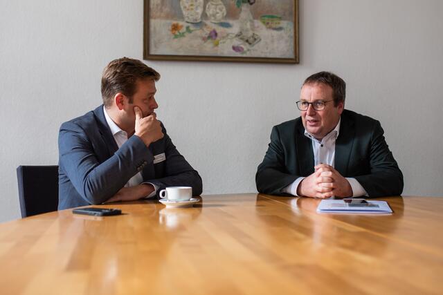 Umwelt- und Klima-Landesrat Stefan Kaineder im Gespräch mit seinem Amtskollegen aus Nordrhein-Westfalen, Oliver Krischer.