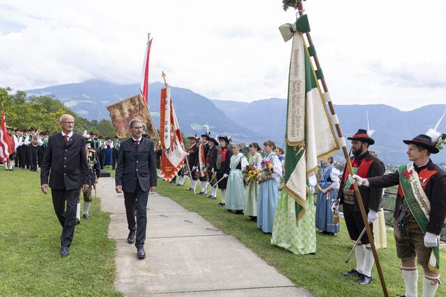 Vor der Verleihung fand ein Landesüblicher Empfang mit der Schützenkompanie und der Musikkapelle Dorf Tirol statt. | Foto: © Land Tirol/Die Fotografen