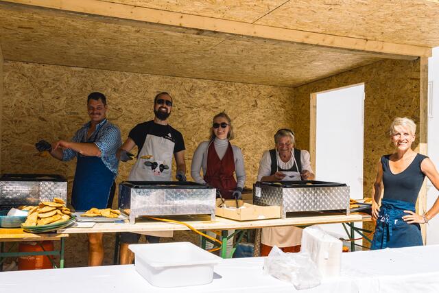 Beim Bauernhof Krobas wurden original Schmirner Krapfen serviert | Foto: Pernsteiner