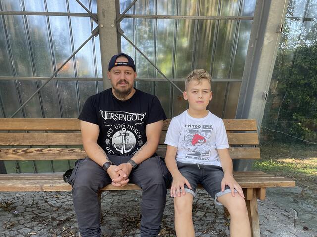 Stefan Karnholz und sein Sohn zusammen an der gewohnten Bushaltestelle in St. Andrä. | Foto: Müller