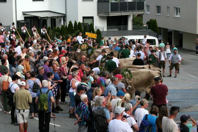Ein regelrechter Ansturm an Besuchern am Dorfplatz und im Festzelt.  | Foto: Mair