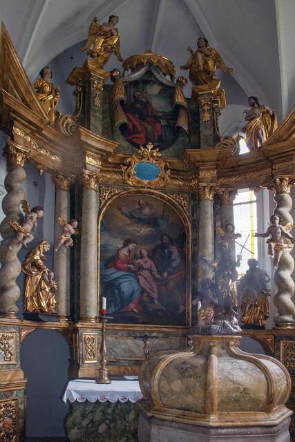 Bild 17 (# 8266): nach 1459 wurde die Rosenhaimer-Kapelle (heute Taufkapelle) angebaut. Die Altararchitektur entstand um 1680; Aufgestellt sind die Erlöserstatue aus weißem Kalkstein von Hans Gasser (1858) sowie 2 Statuen von Josef Meßner: Johannes der Täufer und der Gute Hirte.  | Foto: © by Ing. Günter Kramarcsik