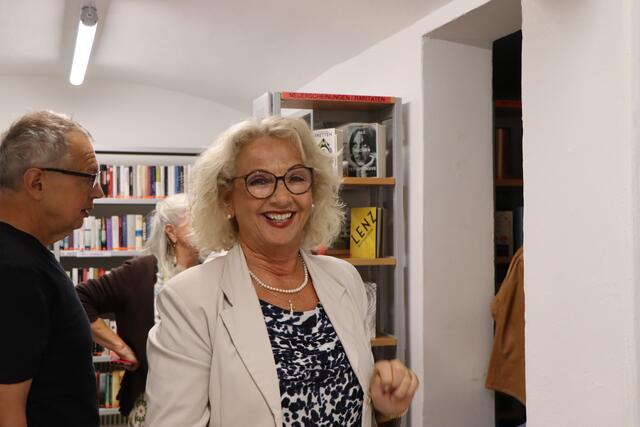 Albertine Köll-Zimmermann eröffnete die Vernissage mit ein paar Worten an Künstler und Autor. | Foto: Celina Leitner