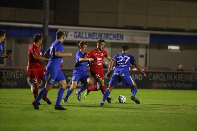 Siegreiche Elf: Gallneukirchen (blau) holte sich gegen die Altenberger drei Punkte im Derby vor rund 750 Zusehern. | Foto: Reischl