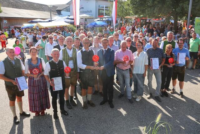 Wirtschafts- und Raumordnungs-Landesrat Markus Achleitner mit Vertreter/innen alle Preisträger/innen des OÖ. Ortsbildpreises. | Foto: Land OÖ/Andreas Maringer