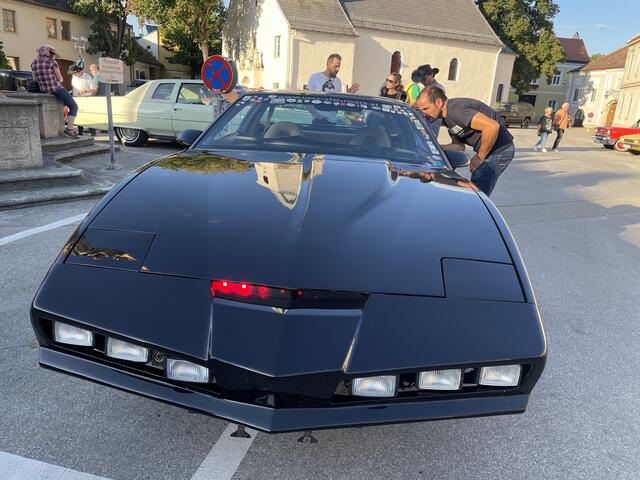 KITT, das sprechende Kult-Auto der 1980er Jahre, war am Traiskirchner Hauptplatz | Foto: Katrin Pirzl
