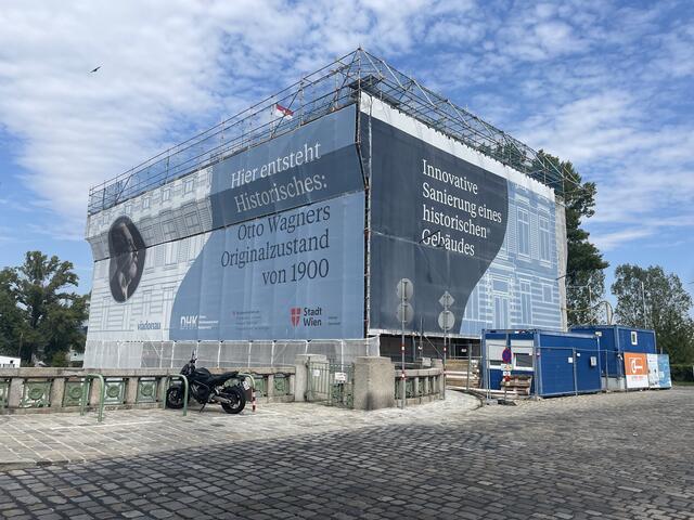 Das Schleusengebäude bei der Nussdorfer Wehr ist derzeit unter eine Plane gehüllt. Dahinter wird die Fassade hergestellt. | Foto: Johannes Reiterits
