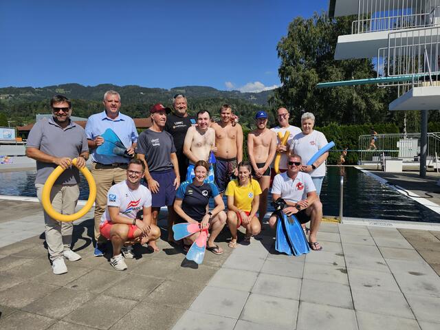 Dieter Rabensteinern (Wolfsberger Stadtwerke) und Bürgermeister Hannes Primus mit Organisatoren und Teilnehmern. 