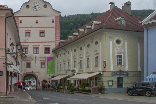 Bild 10 (# 8252): der geschwungene Giebel und der Dachreiter mit Zwiebelhelm wurden Ende des 18. Jahrhunderts, nach 1790, hinzugefügt. Im Kern ist der Turm jedoch wesentlich älter, hier stammen die ältesten Teile von rund 1280–1320. Neben dem großen Tor für Fuhrwerke gibt es noch ein kleineres Tor für Fußgänger. | Foto: © by Ing. Günter Kramarcsik