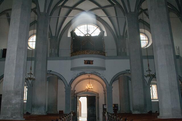 Bild 13 (# 8258): die im spätgotischen Stil errichtete Kirche Mariä Himmelfahrt wurde 1513 geweiht, ihr Chor stammt jedoch aus dem Jahre 1399. Es kam in der Barockzeit zu Um- und Zubauten. Die Kirchenachse verläuft parallel zur Stadtmauer. Blick zur Orgel aus dem Jahr 1713. Die Orgel wurde von Josef Dölger im „süddeutschen Typus“ erbaut, d.h. es fehlen einige große Zinnpfeifen, weshalb die unterste Oktav „gebrochen“ ist. Die Orgel wurde 1988 vom Orgelbauer Pirchner restauriert.  | Foto: © by Ing. Günter Kramarcsik