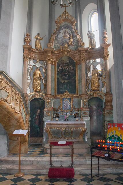 Bild 15 (# 8260): die Seitenaltäre wurden ebenso wie die Kanzel von einem Rokokokünstler geschaffen. Die Kirche birgt zahlreiche Grabsteine. Hier einer der spätbarocken Seitenaltäre.  | Foto: © by Ing. Günter Kramarcsik