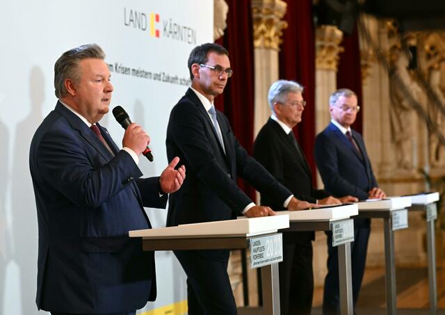 Es gibt Bewegung bezüglich der Finanzausgleichs-Verhandlungen. Laut Wiens Landeshauptmann Michael Ludwig (links) sei man aber "noch deutlich von einem Abschluss entfernt". | Foto: HELMUT FOHRINGER / APA / picturedesk.com