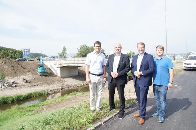 (v.l.n.r.) DI Thomas Ernst (Porr), Bürgermeister Reinhard Resch, Vizebürgermeister Florian Kamleitner und Dominik Kormesser (Straßen-Wasserbau Stadt Krems) 