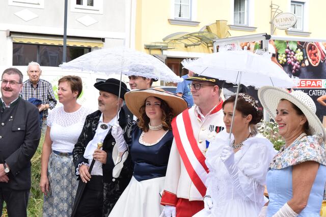 Historische Gewänder wohin das Auge reichte: Beim Zunftbaumfest schmissen sich einige ordentlich in Schale. | Foto: Selina Duran