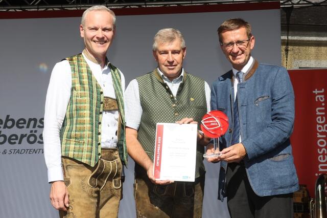 Viertelsieger Traunviertel - Gemeinde Grünburg: Generaldirektor Othmar Nagl von der OÖ. Versicherung als Kooperationspartner beim OÖ. Ortsbildpreis, Bürgermeister Gerald Augustin, Grünburg, und Wirtschafts- und Raumordnungs-Landesrat Markus Achleitner. | Foto: Land OÖ/Andreas Maringer