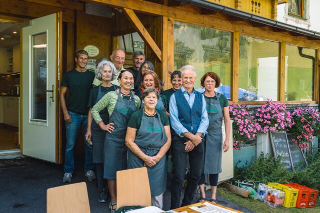 Das Team beim Thumeserhof versorgte die Gäste mit Kasspatzln mit Tiroler Almkas | Foto: Pernsteiner