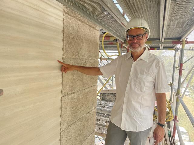 Christoph Fehringer von der Viadonau zeigt, dass hier nicht nur das Erscheinungsbild von Otto Wagner zurückkommt. Es wird auch so gearbeitet wie einst. Dieser Fassadenteil wurde durch alte Techniken hergestellt. | Foto: Johannes Reiterits