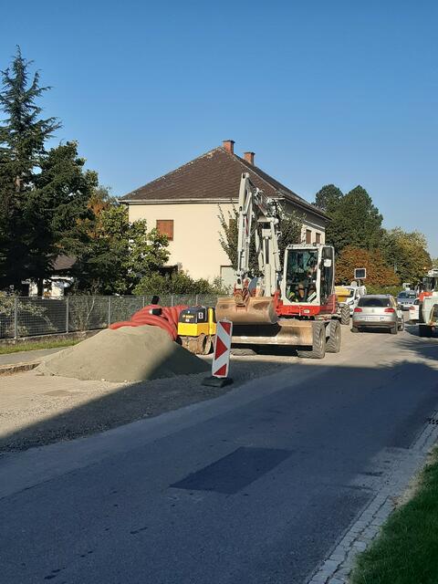 Die Grabarbeiten für den Glasfaserausbau haben begonnen. | Foto: Klapsch