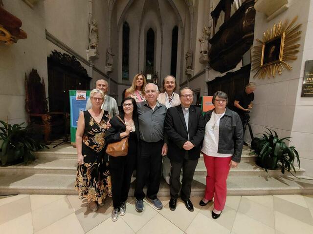 Vorderste Reihe von links nach rechts: Gemeinderätin Marianne Bilek, Elana und ihr Mann Menachem aus Israel, Probst und Dechant vom Stift Eisgarn Mag. Dr. Andreas Lango, Vbgm. Eva Houschko.
Hintere Reihe, von links nach rechts: Manfred Volf, Brigitte Kirchmaier, Mag. Dr. Rainer König-Hollerwöger | Foto: IPS-Wien