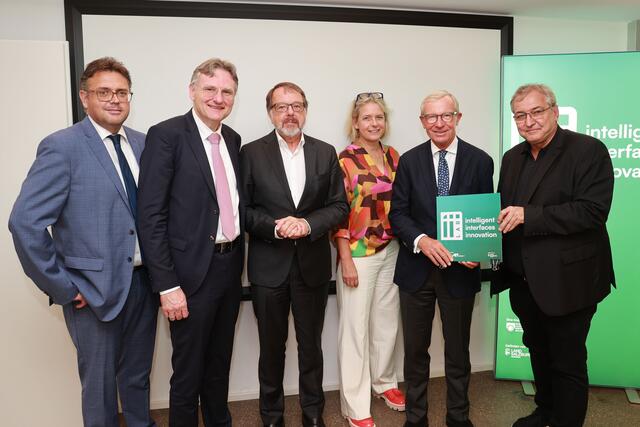Landeshauptmann Wilfried Haslauer bei der Präsentation des "III.Lab" mit Walter Haas (Innovation Salzburg), Andreas Kugi (AIT), Rektor Hendrik Lehnert, Vizerektorin Nicola Hüsing und Manfred Tscheligi (Forschungsleiter). | Foto: Paris Lodron Universität Salzburg/APA-Fotoservice/Franz Neumayr