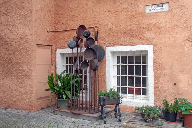 Bild 07 (# 8294): vom Stadtplatz reicht der Gasthof Kohlmayr bis zum Haus des Staunens. Alte Pfannen schmücken dessen Rückseite. Was wir nicht wussten ist die Tatsache, dass man sich wegen des großen Andrangs zur Besichtigung des Pankratium anmelden muss. Wir hatten Glück und bekamen noch einen Platz zur letzten Führung um 16 Uhr. | Foto: © by Ing. Günter Kramarcsik