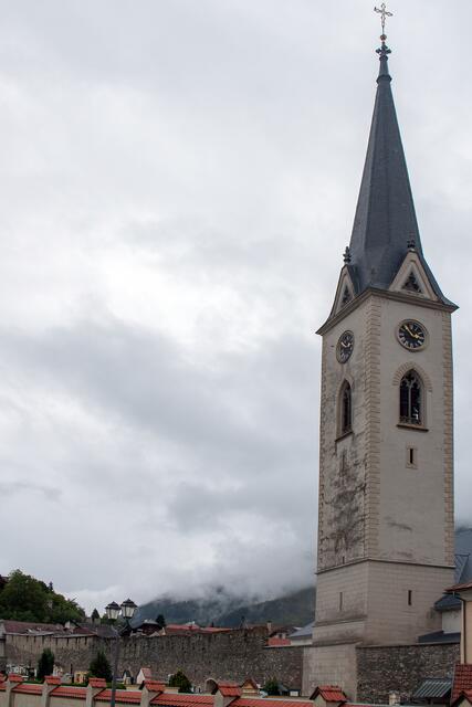 Bild 26 (# 8271): die zum Teil zinnenbewehrte Stadtmauer stammt aus dem 15. bzw. frühen 16. Jh. Sie ist vollständig erhalten und umschließt die Altstadt, von deren mittelalterlichem Zauber man sich gerne einfangen lässt. Außerhalb der Stadtmauer liegt der Friedhof. Diese Mauer führt heute noch mit dem Maltator bis hinauf zur alten Burg. | Foto: © by Ing. Günter Kramarcsik