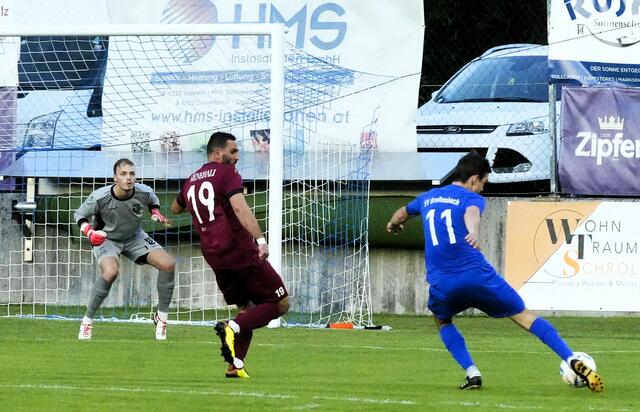 Die Bemühungen des SV Breitenbach (blau) waren da. Aber immer noch kein Sieg in sechs Spielrunden. | Foto: Schwaighofer