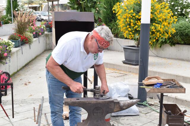 Beim Zunftbaumfest konnte man dem Hufschmied bei der Arbeit zusehen. | Foto: Selina Duran
