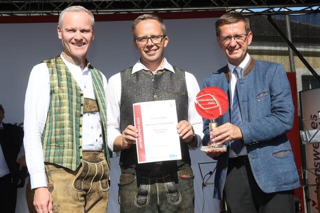 Pregarten ist von Wirtschafts- und Raumordnungs-Landesrat Markus Achleitner als Landessieger des OÖ. Ortsbildpreises 2023 ausgezeichnet worden: Generaldirektor Othmar Nagl von der OÖ. Versicherung als Kooperationspartner beim OÖ. Ortsbildpreis, Bürgermeister Fritz Robeischl, Pregarten, und Wirtschafts- und Raumordnungs-Landesrat Markus Achleitner. | Foto: Land OÖ/Andreas Maringer