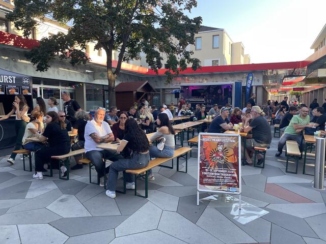 Der Platz vor der 88,6 Bühne war gut gefüllt | Foto: Katrin Pirzl