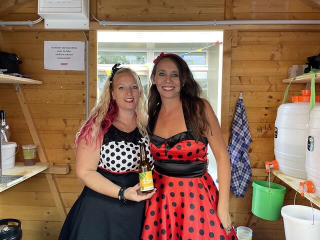 Die Ladys vom 2514er Bier schenkten kühle Getränke stilsicher im 50s-Look aus | Foto: Katrin Pirzl