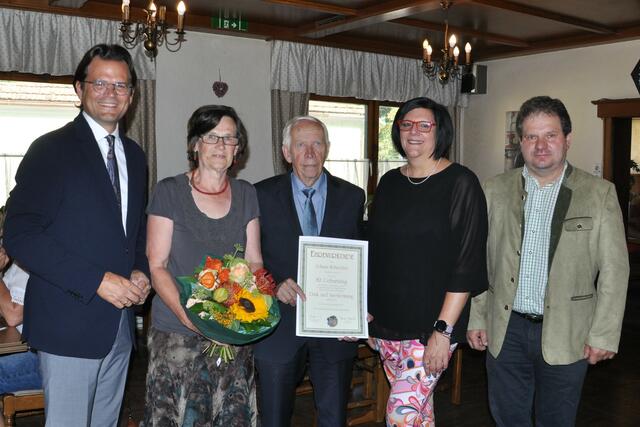 v.l.n.r. Bürgermeister Bernhard Heinl, Josefa und Johann Schneider, GfGR Daniela Schodt, Engelbert Gehringer | Foto: Marktgemeinde Michelhausen