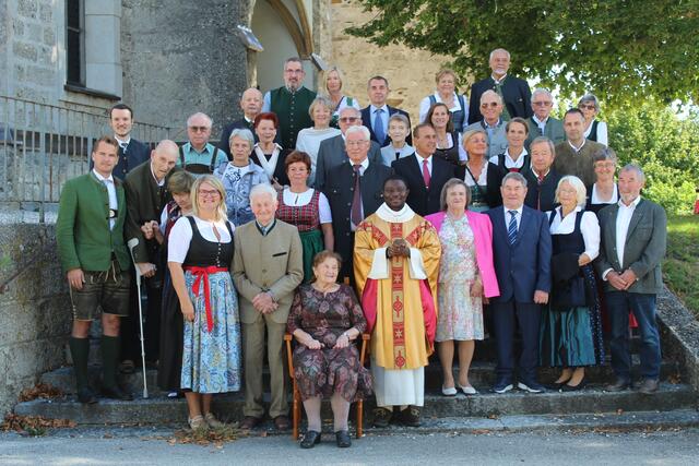 Ehejubilare mit Pfarrer Samuel Ogwudile, Bürgermeisterin Inés Mirlacher, Vizebürgermeister David Lugmayr, GV Wolfgang Schögl.
  | Foto: Gemeinde Ohlsdorf